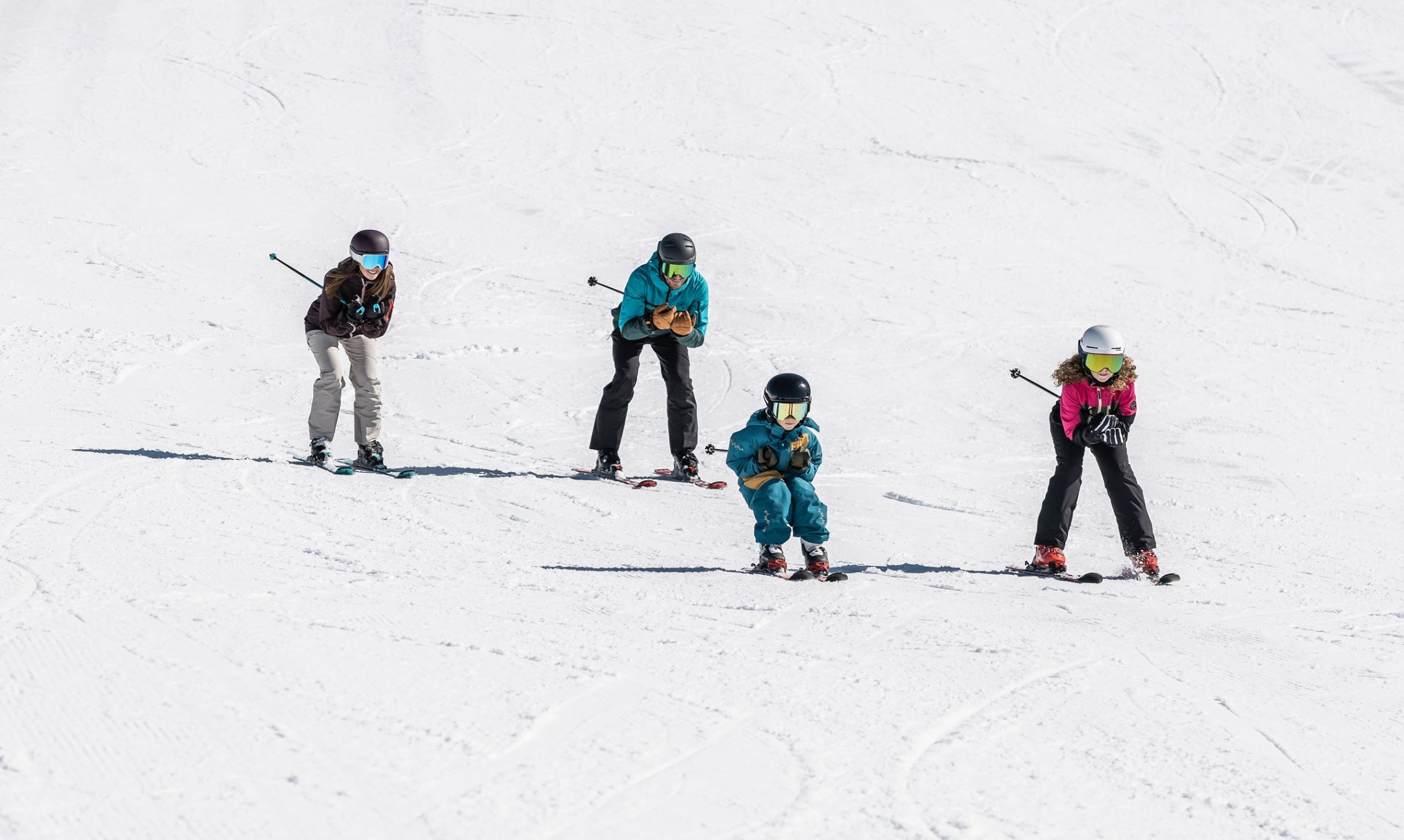 Familie fährt Ski auf einer breiten Anfängerpiste im Skigebiet Obertauern. ©TVB_Obertauern
