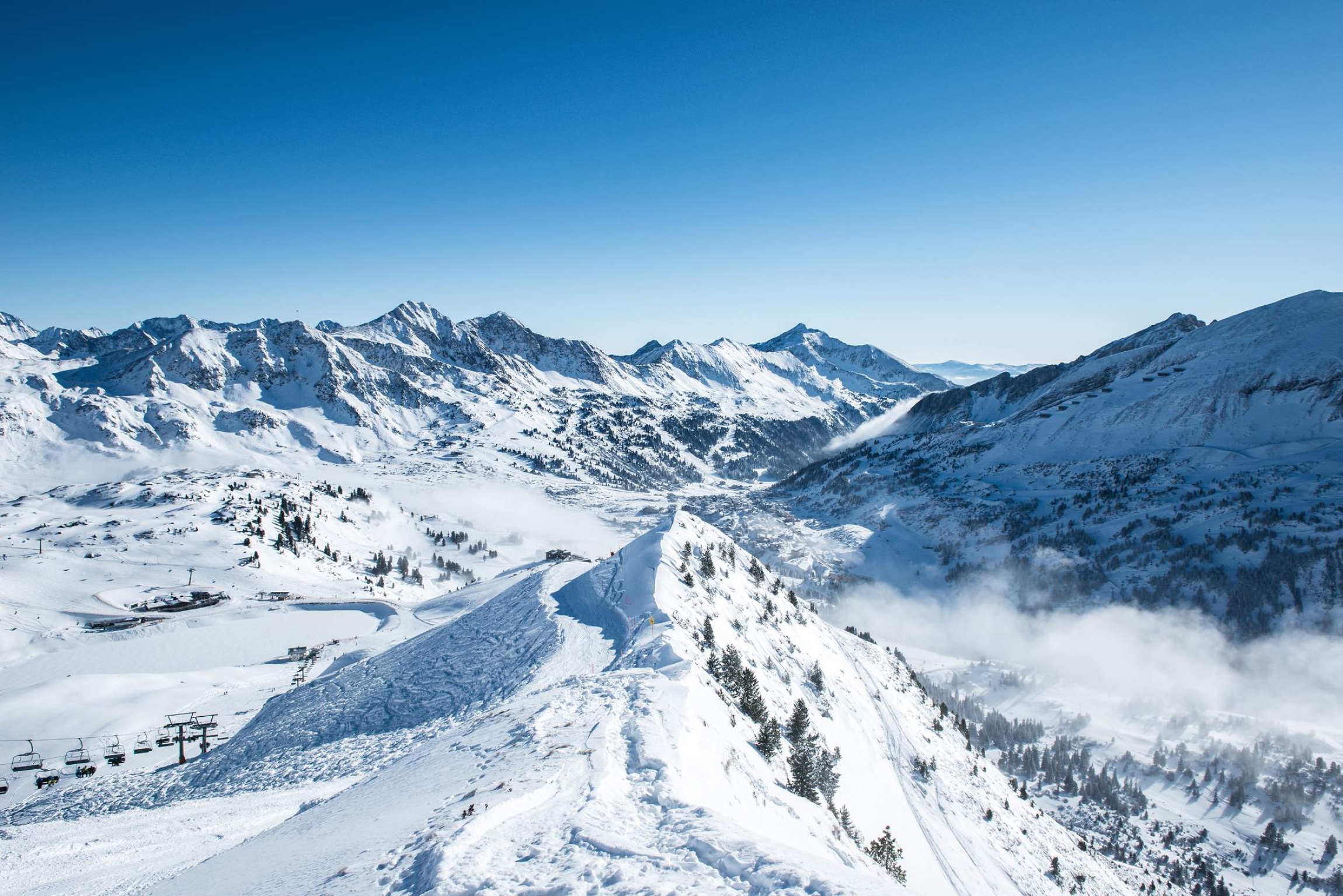 Berglandschaft mit schneebedeckten Gipfeln und klarem blauen Himmel. ©TVB_Obertauern
