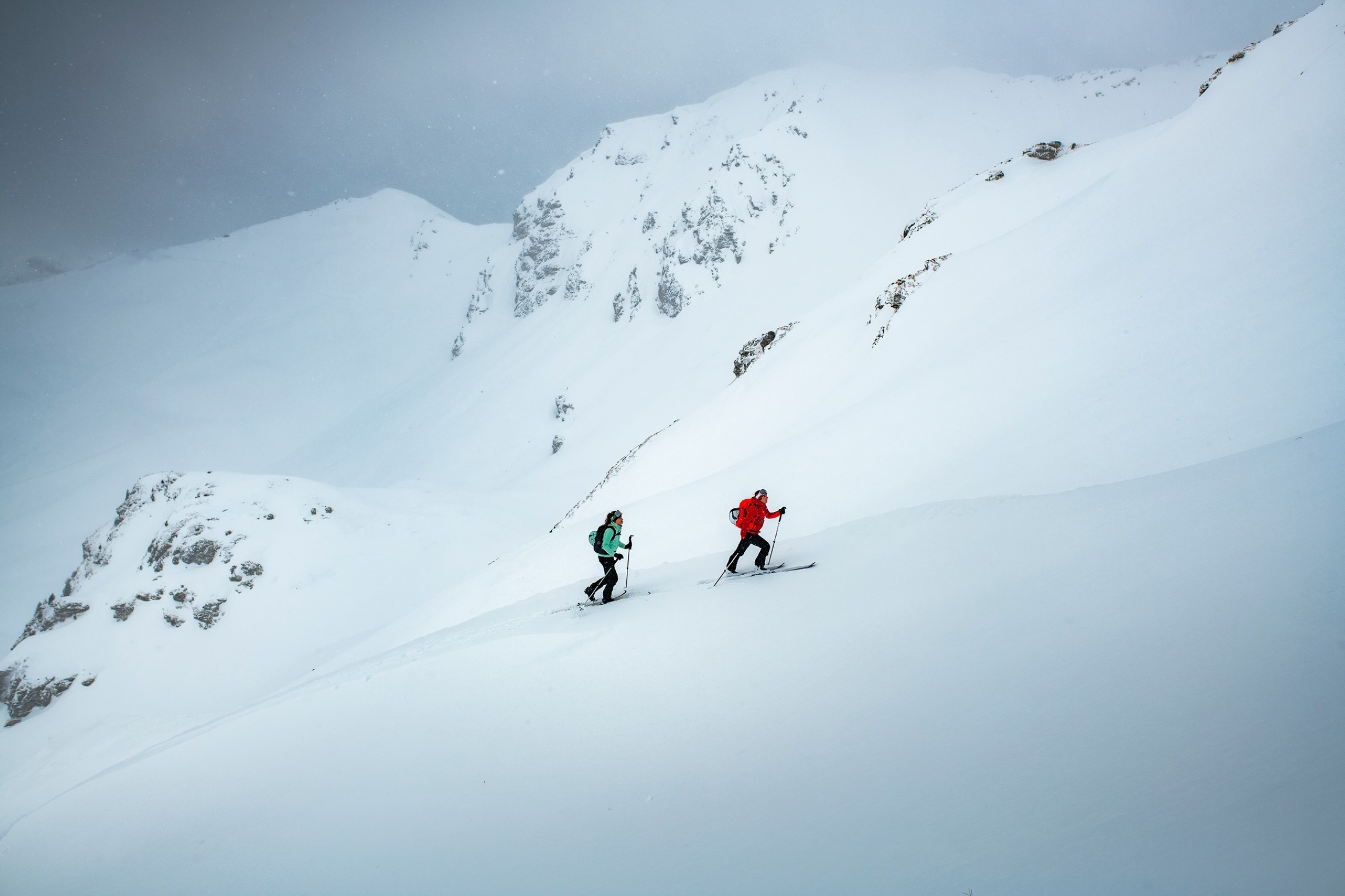 Zwei Personen gehen auf Skitour in eine verschneite Berglandschaft hinauf in Obertauern. ©TVB_Obertauern