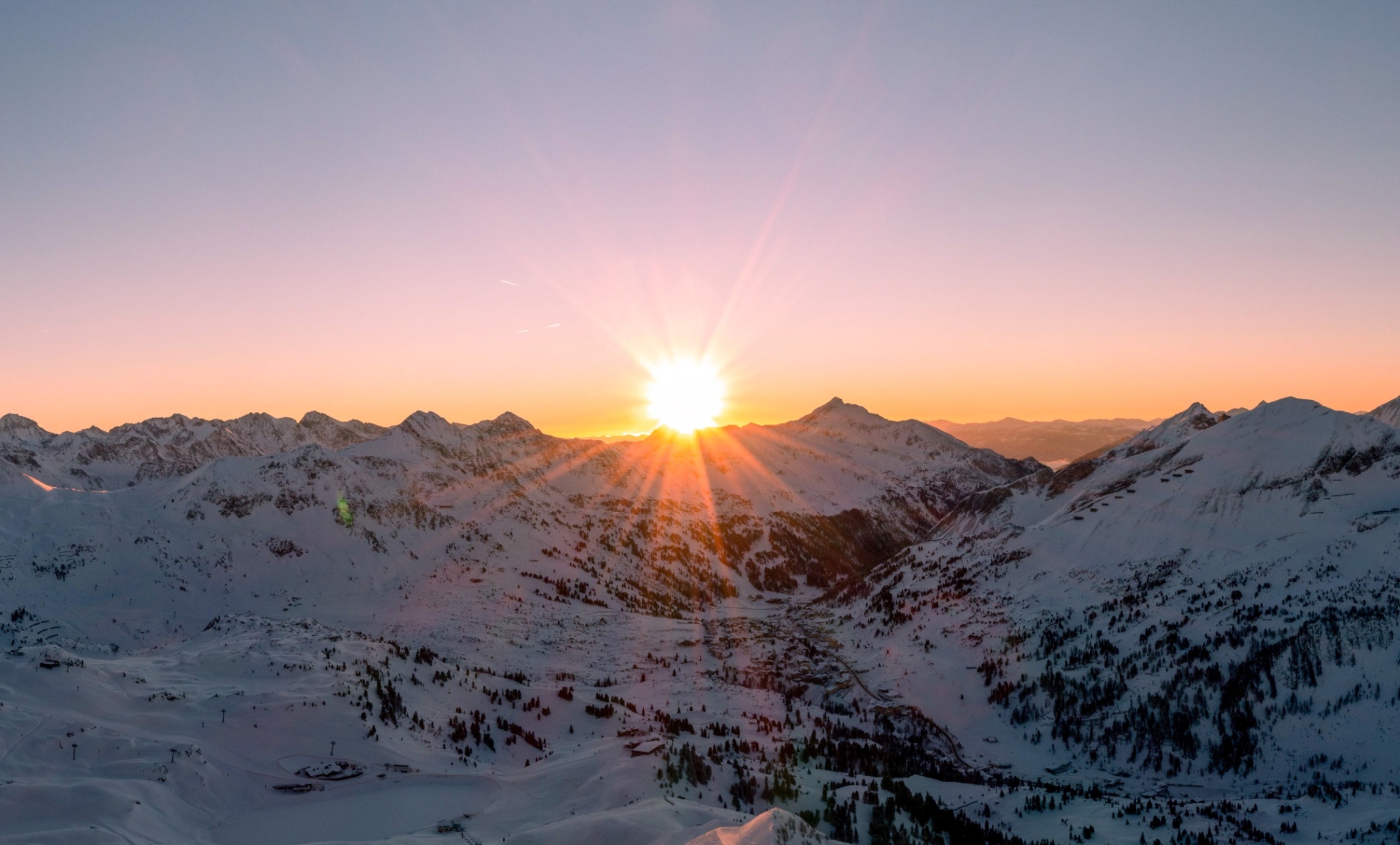 Sonnenaufgang über der verschneiten Berglandschaft von Obertauern. ©TVB_Obertauern